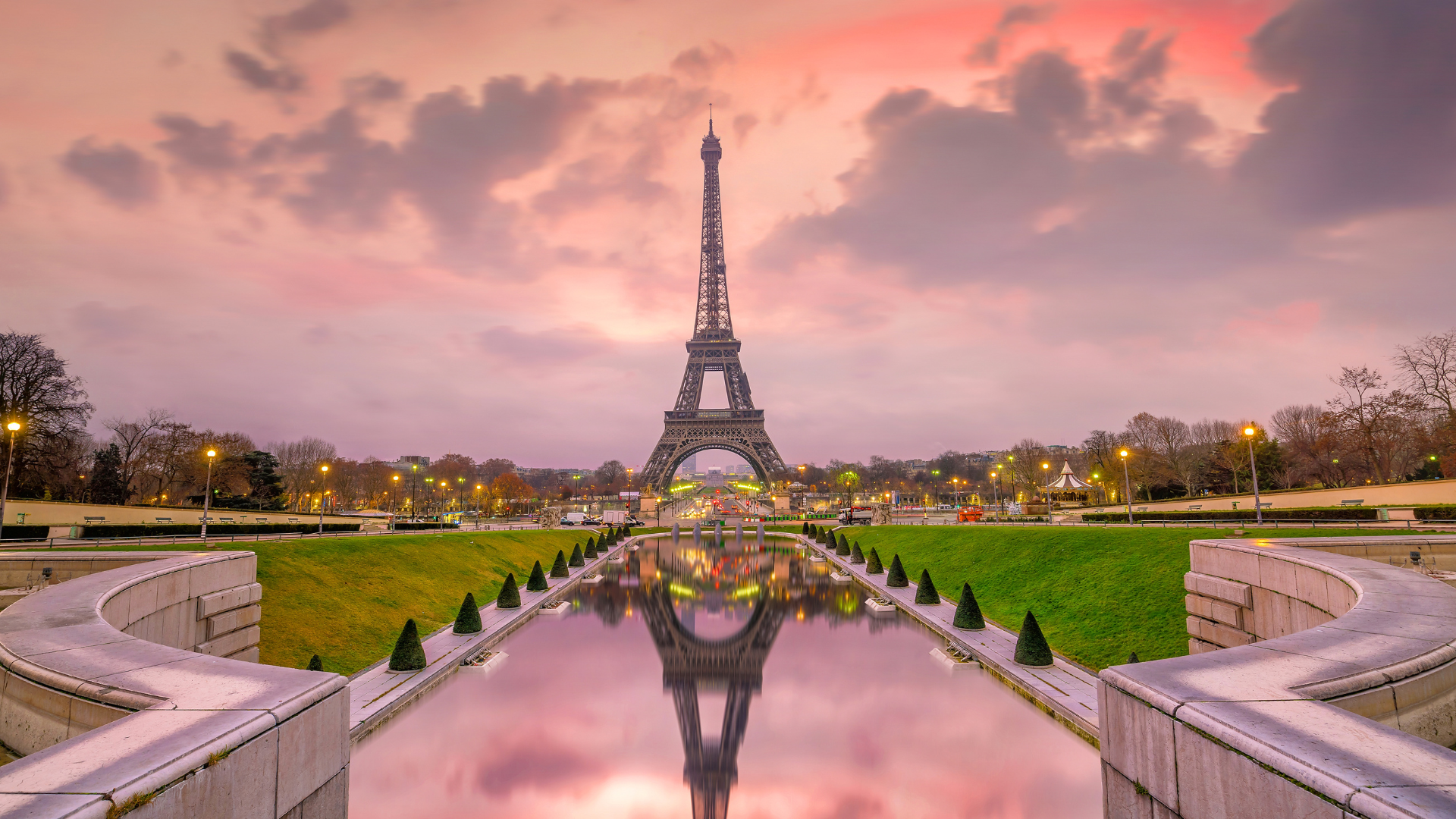 Sunset on the Eiffel Tower. Learn French